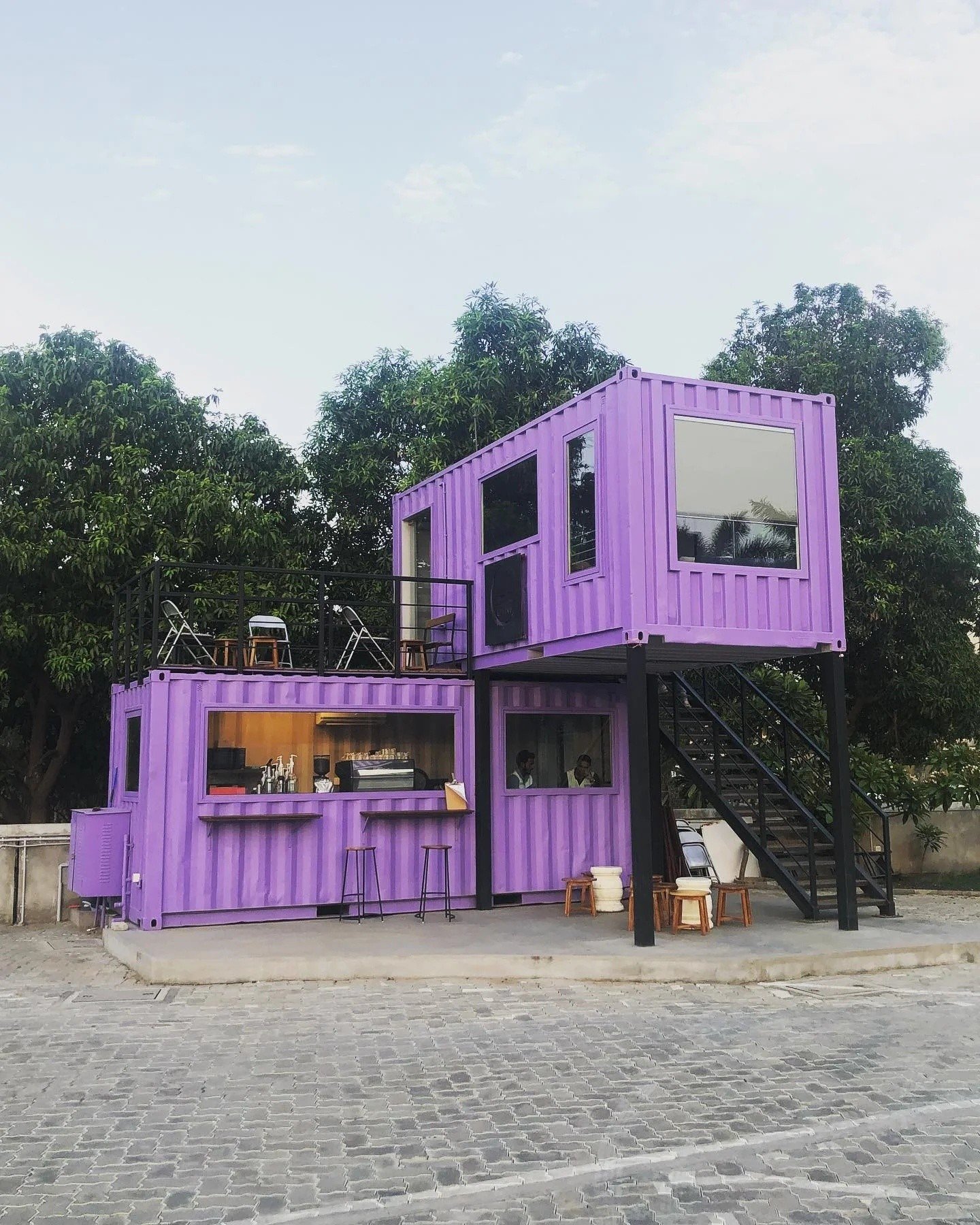Container cafe 2 tầng lắp ghép 2x20 feet tím